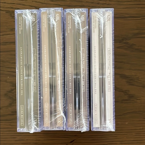 💥FLASH Moving Sale💥 NWT Deluxe Taylor Swift TTPD Collector CD Collection - Picture 4 of 9